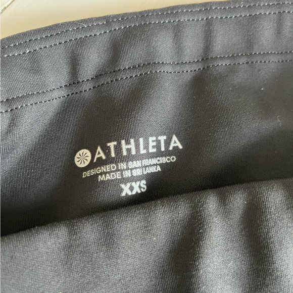🖤 EUC Athleta Salutation Stash Capri Leggings 26" Size XXS w/ Pockets in Black - Picture 9 of 9
